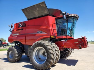 2019 Case IH 8250 combine 2727504-2 2019 Case IH 8250 combine 2727504-2