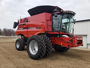 2017 Case IH 8240 Combine 2748813-8 2017 Case IH 8240 Combine 2748813-8
